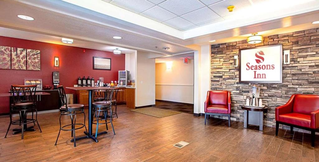 Seasons Inn Traverse City photo 3