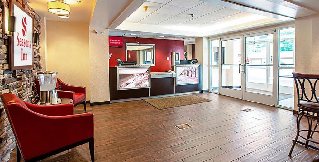 Seasons Inn Traverse City photo 2