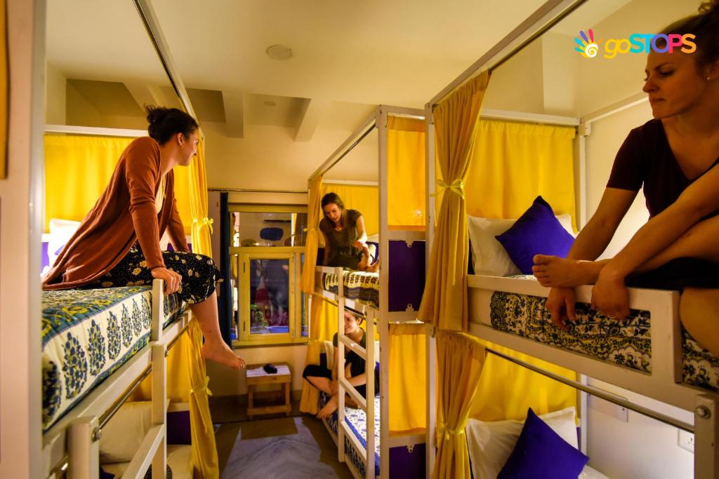 Номер (Кровать в общем 8-местном номере для мужчин и женщин), goStops Agra (Stops Hostel Agra)