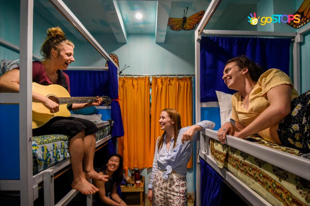 Номер (Кровать в общем 8-местном номере для мужчин и женщин), goStops Agra (Stops Hostel Agra)