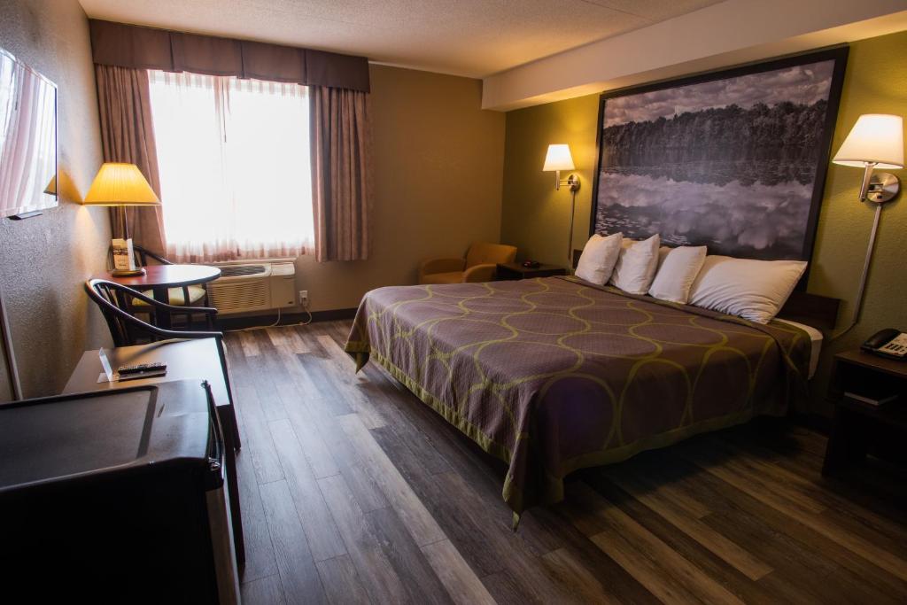 Super 8 by Wyndham Mississauga photo 1