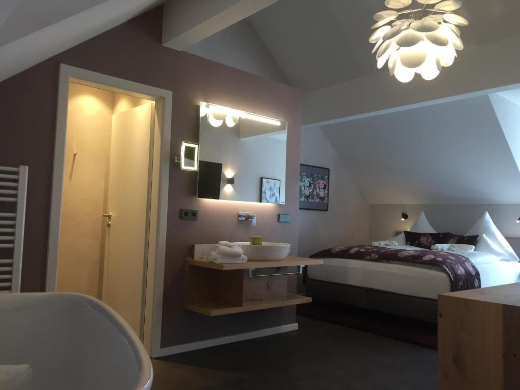 Двухместный (Двухместный номер Делюкс с 1 кроватью и балконом), Hotel Engel, Sasbachwalden