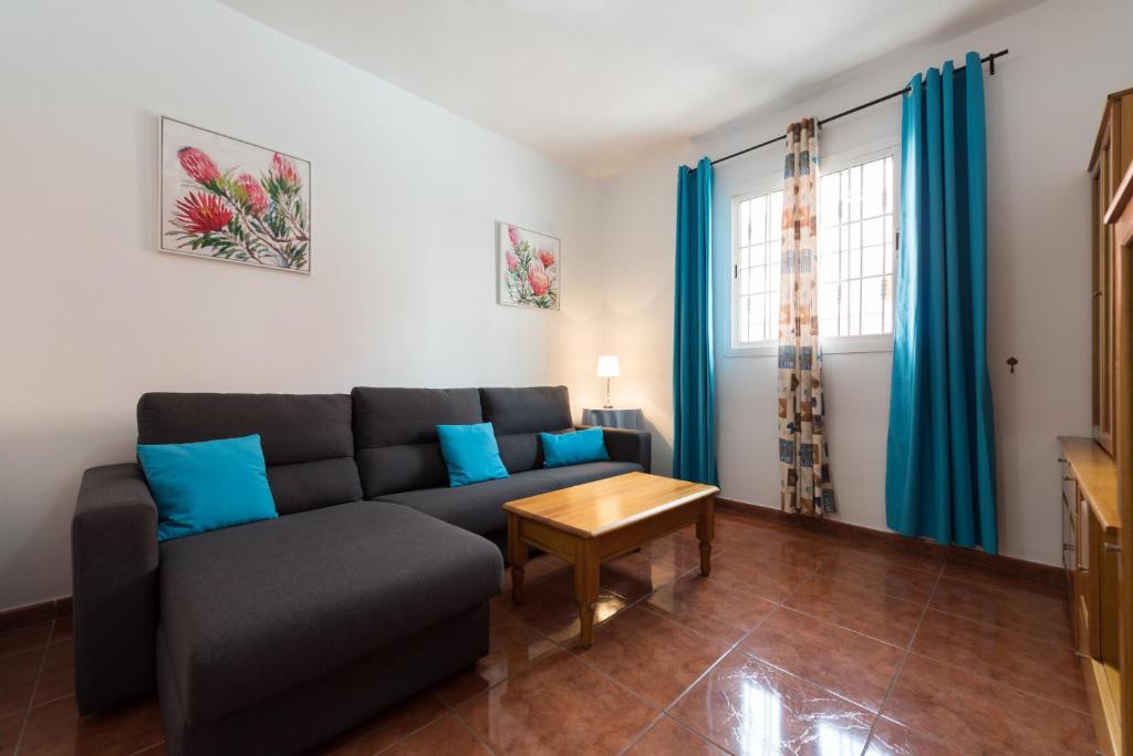 Private Solarium - 2BR House Near the Airport photo 3