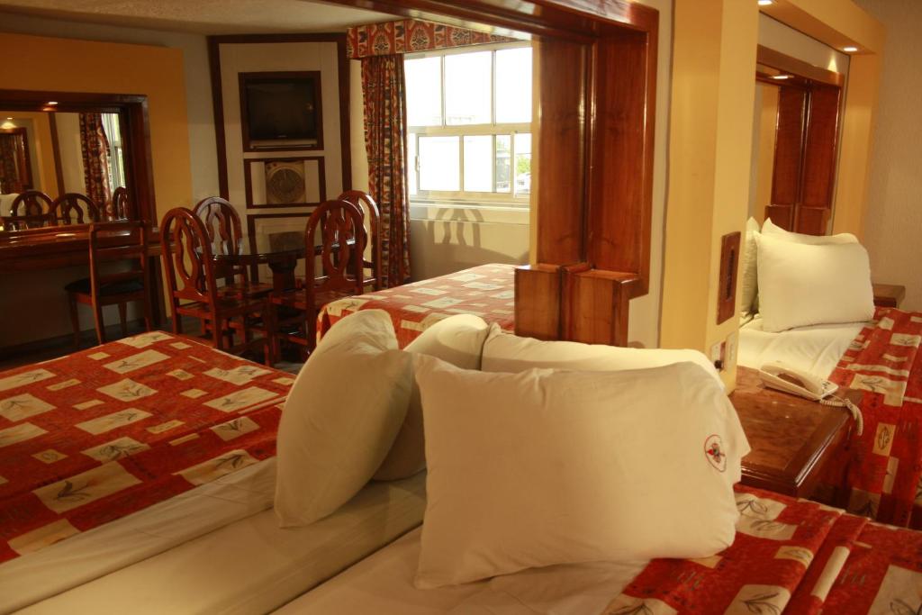 Четырехместный (Номер с 2 кроватями размера «queen-size»), Hotel Mina