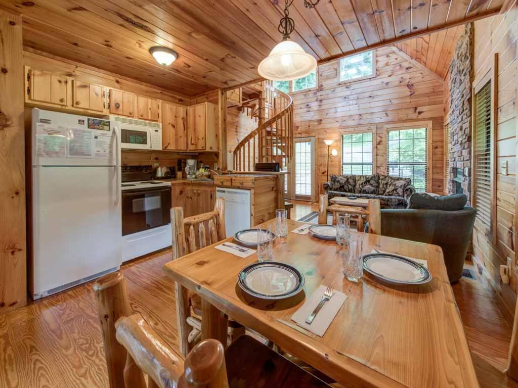 A Walk in the Clouds, 1 Bedroom, Sleeps 4, Pool Table, Hot Tub, Pets photo 4
