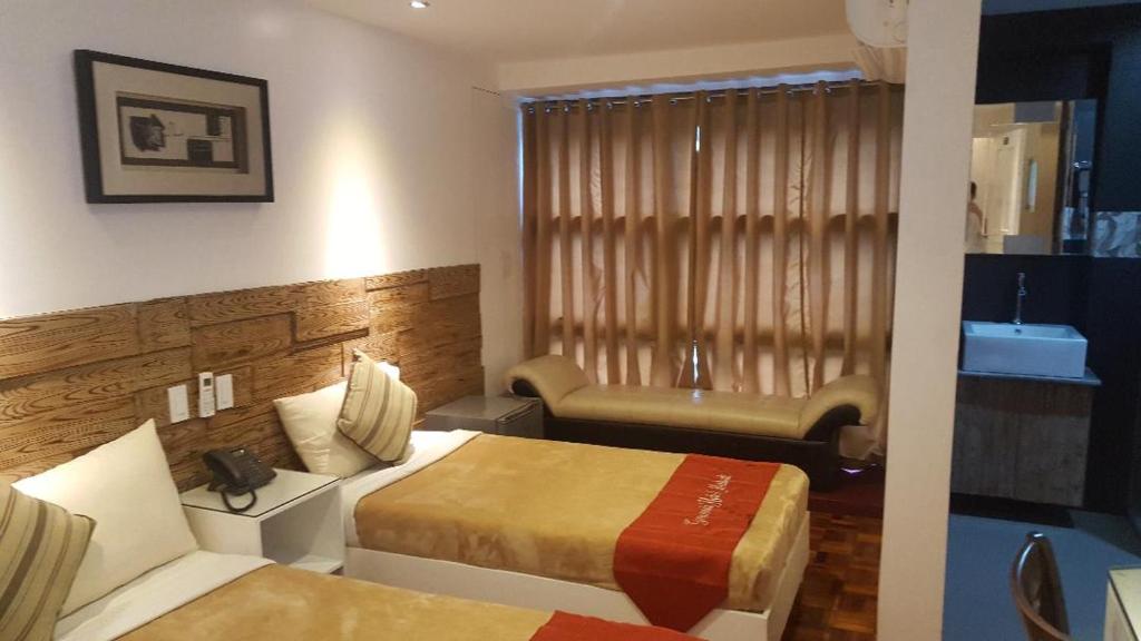 Трехместный (Трехместный номер с основными удобствами), Gervasia Hotel Makati
