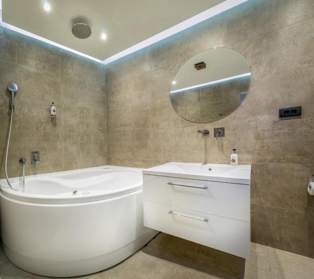 Сьюит (Полулюкс с гидромассажной ванной), Level Luxury Suites
