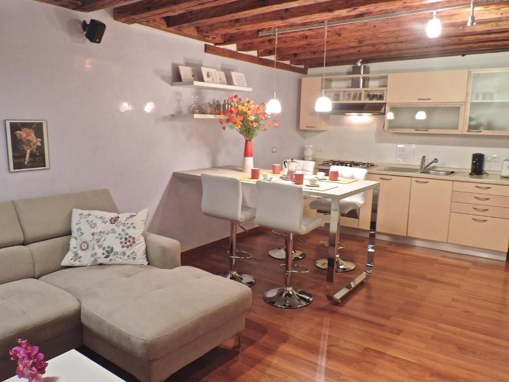 Sant'Aponal Apartment - WI FI photo 3