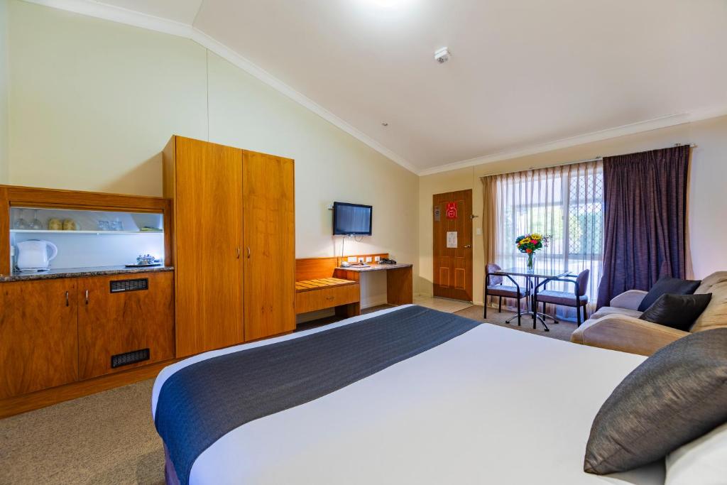 Roma Explorers Inn - Tap to explore photos