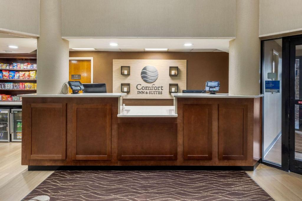 Comfort Inn & Suites Hamilton Place image