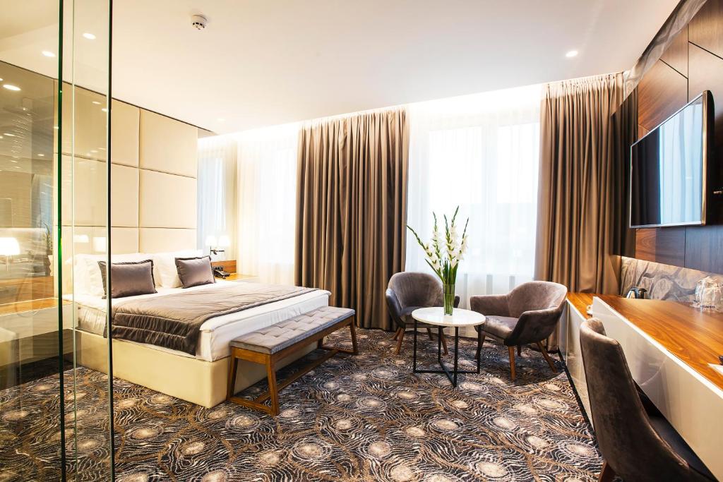 Двухместный (Улучшенный двухместный номер с бесплатной парковкой), Sky Hotel