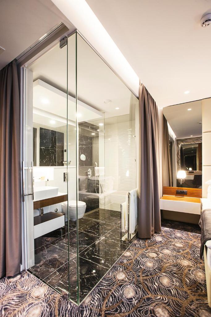 Двухместный (Улучшенный двухместный номер с бесплатной парковкой), Sky Hotel