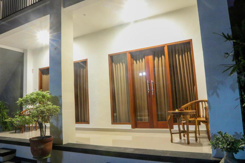 Sekar Waru Homestay - Tap to explore photos
