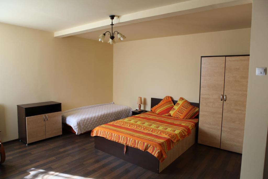 Студио (Улучшенный номер-студио (2 взрослых и 1 ребенок)), Titulescu Apartments