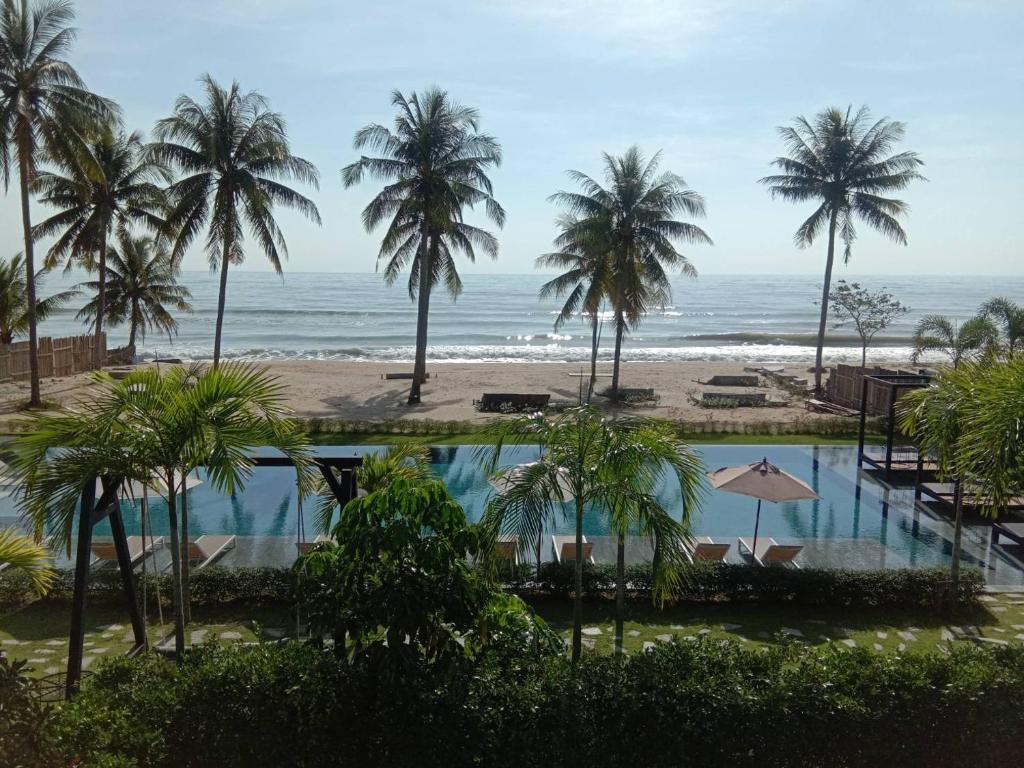 Tungtong Beach Villas - Tap to explore photos