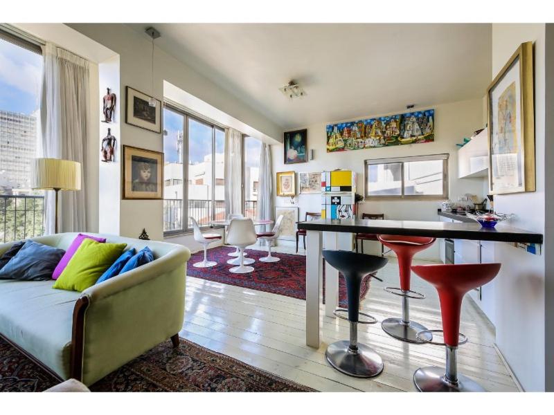 Trumpeldor - 2 Bed Apartment of Art!