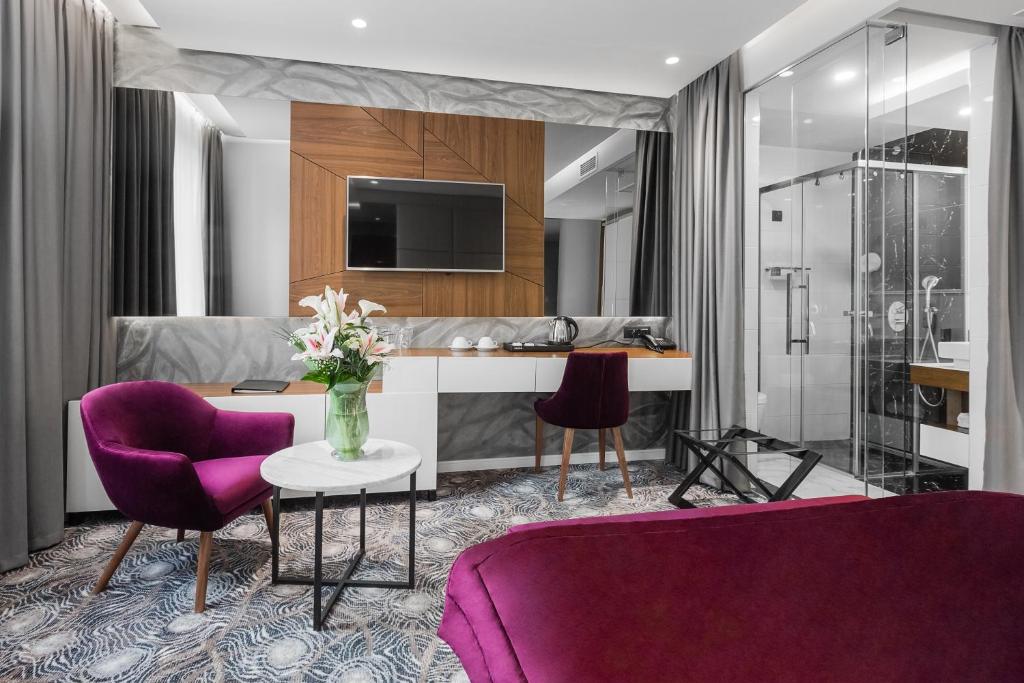 Двухместный (Улучшенный двухместный номер с бесплатной парковкой), Sky Hotel