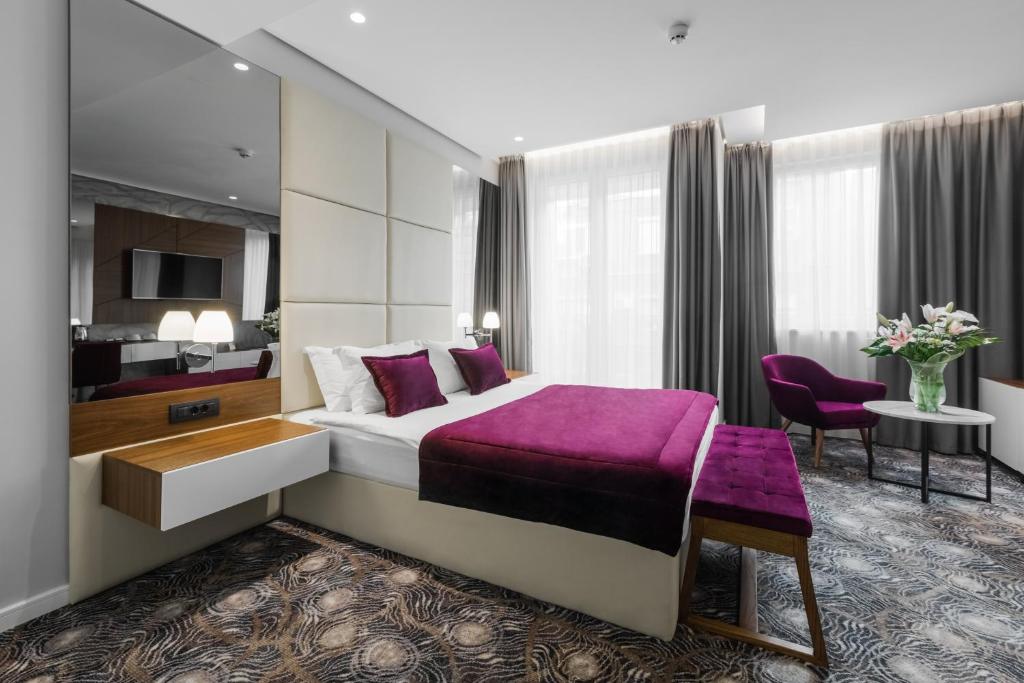 Двухместный (Улучшенный двухместный номер с бесплатной парковкой), Sky Hotel
