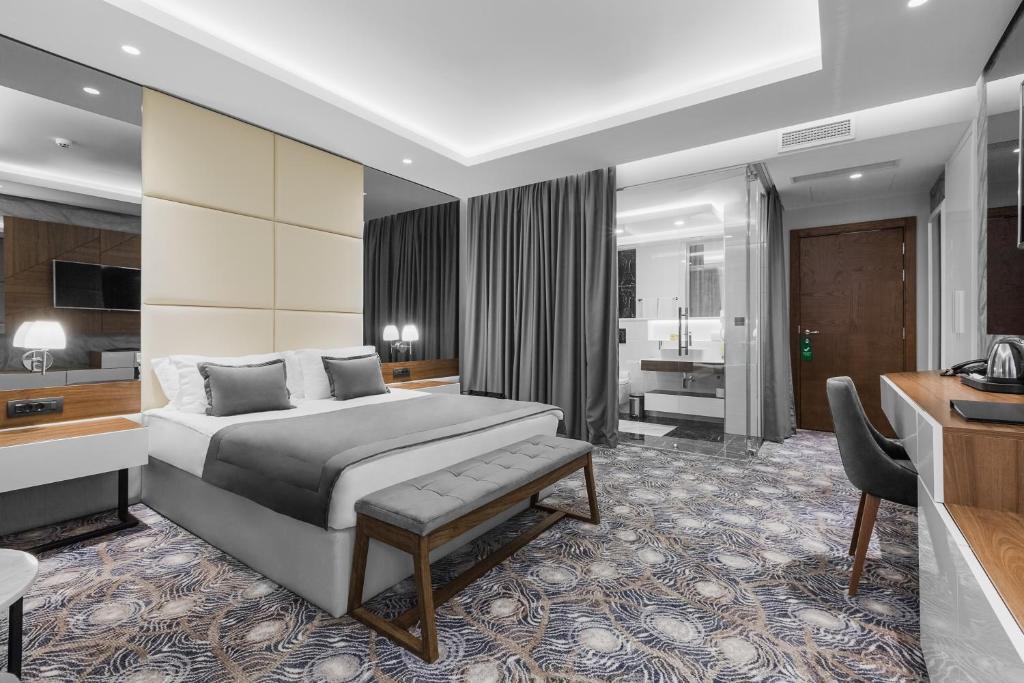 Двухместный (Улучшенный двухместный номер с бесплатной парковкой), Sky Hotel
