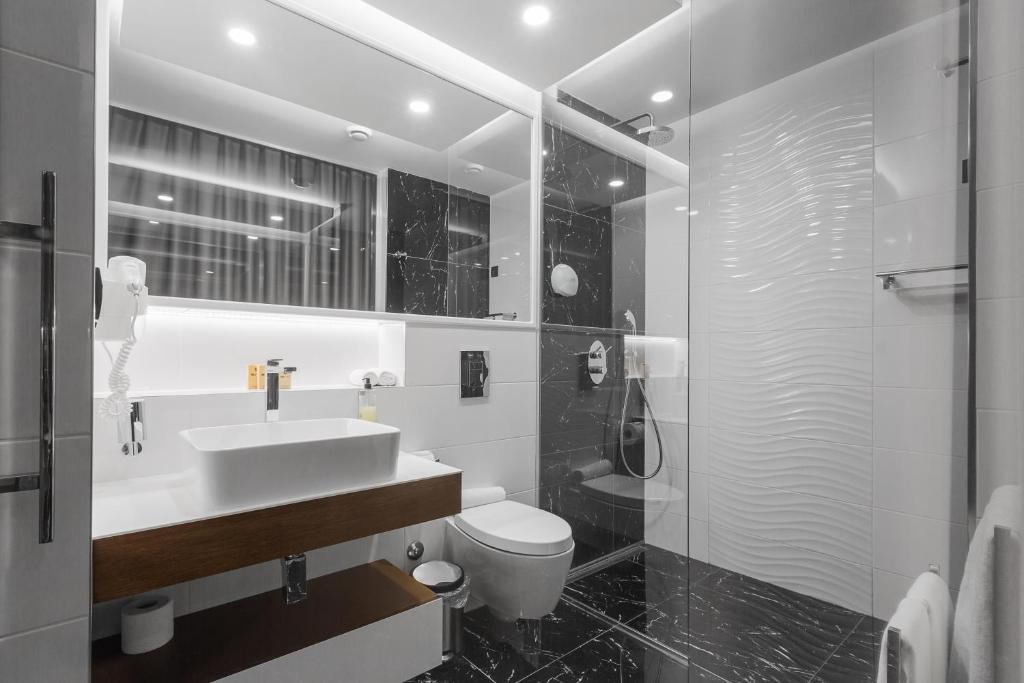 Двухместный (Улучшенный двухместный номер с бесплатной парковкой), Sky Hotel