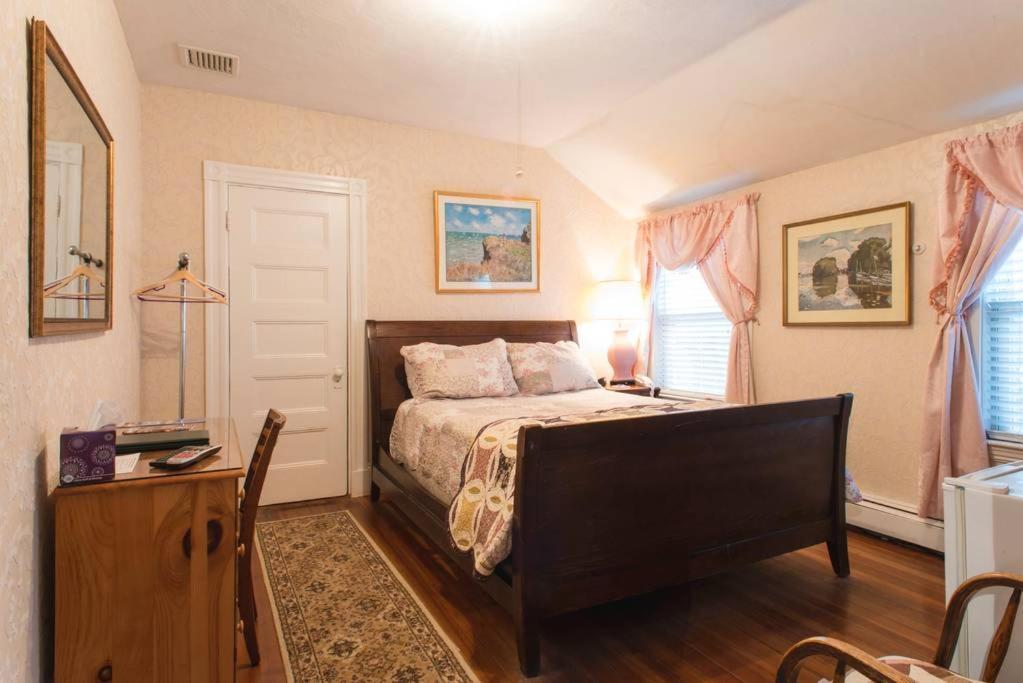 The Coolidge Corner Guest House: A Brookline Bed and Breakfast photo 3