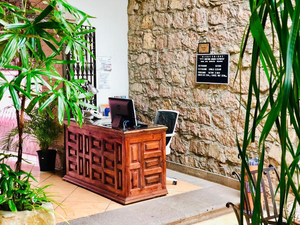 Hosting House Express - Tap to explore photos