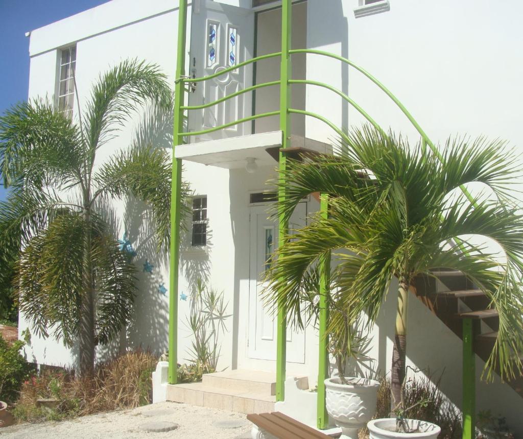 Coral Lane Beach Apartments photo 1