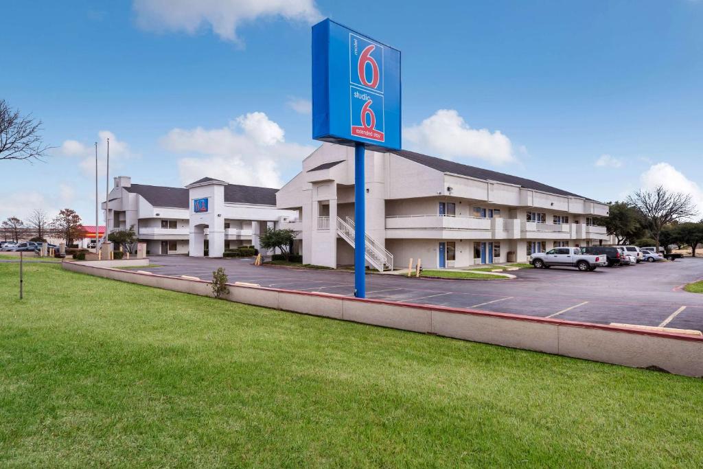 Motel 6-Irving, TX - Irving DFW Airport East photo 2