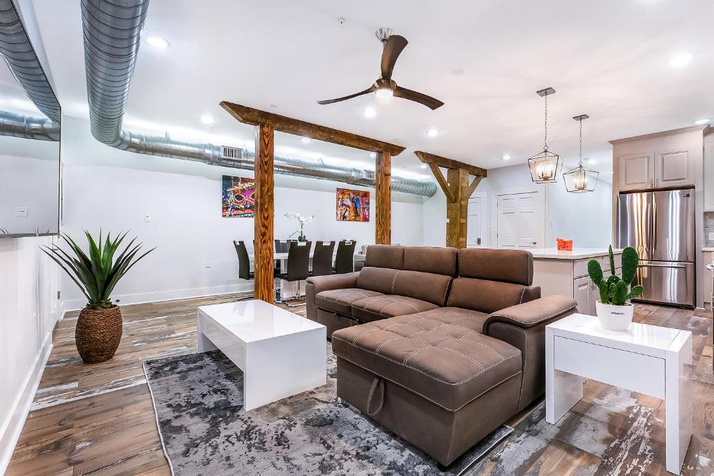 Urban Oasis 4BD House close to FQ image