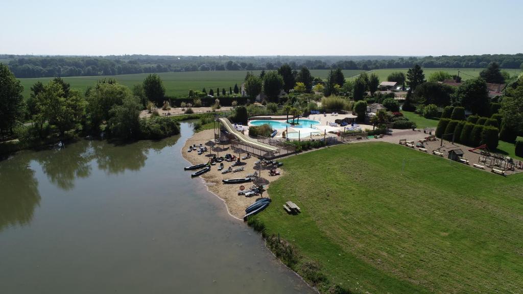 Mobil Home XXL2 4 chambres - Camping Les Bois du Bardelet photo 2