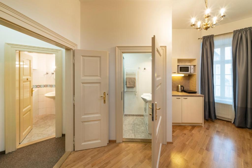 Апартаменты (Special offer: Studio Apartment with e-Scooters or Bike Tours), Old Town - Aparthotel Michalska