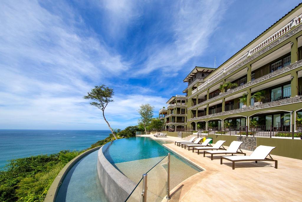 360 Splendor Del Pacifico Residences