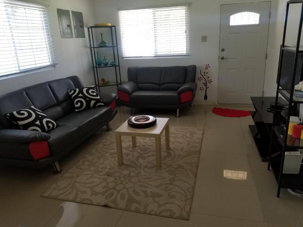 Caymanas Estate beautiful 2 bedroom photo 2