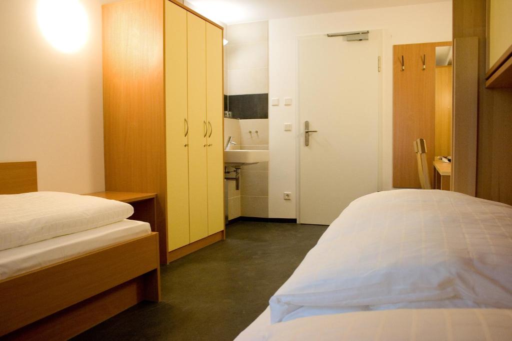 Трехместный (Трехместный номер с общей ванной комнатой), Ausbildungshotel St. Theresia