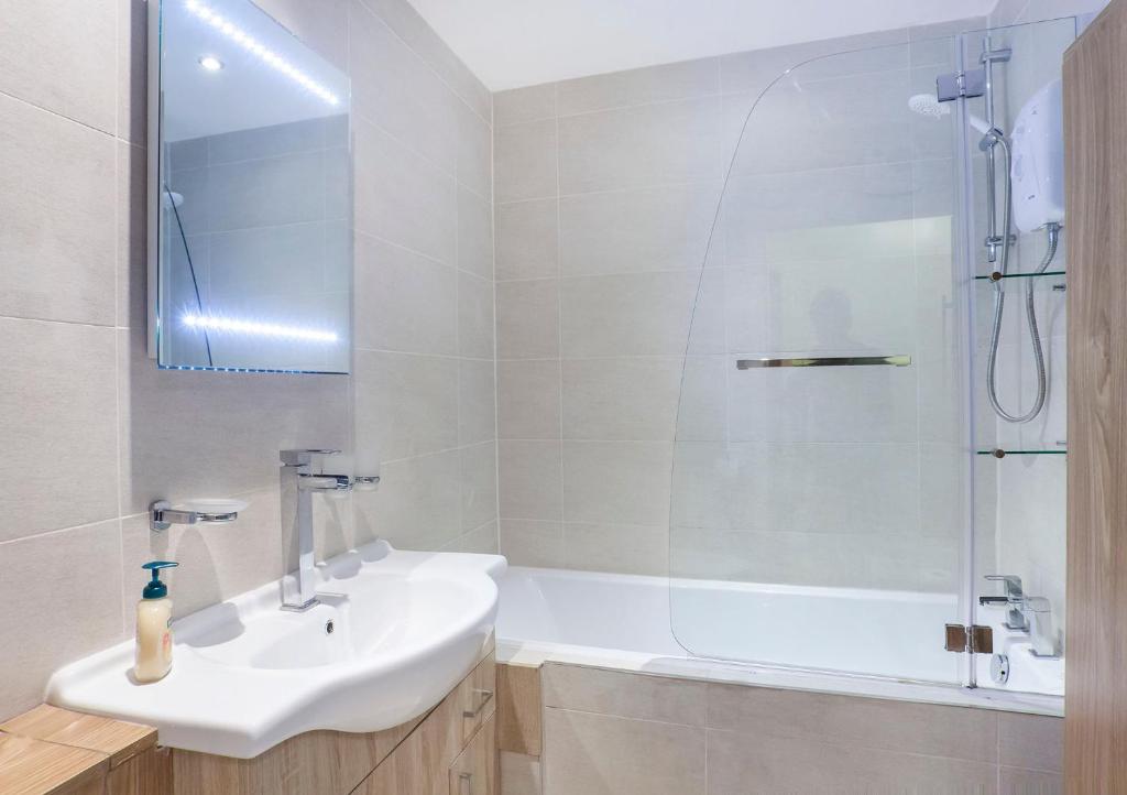 Riverbank View Three Bedroom Apartment with Free Parking photo 1