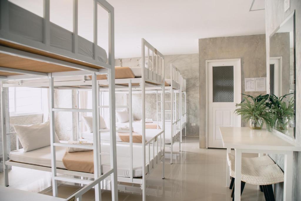 Номер (Кровать в общем номере для мужчин и женщин с 15 кроватями), Ban's Avenue Guesthouse