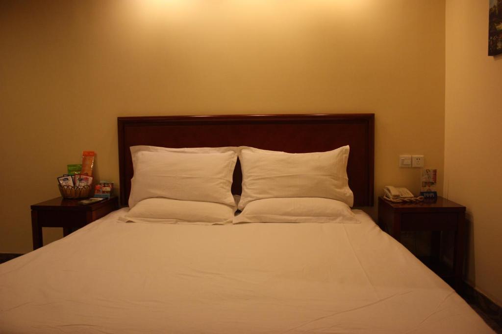 Двухместный (Улучшенный двухместный номер с 1 кроватью), GreenTree Inn ShangHai WuNing Road ZhenPing Road Metro Station Business Hotel