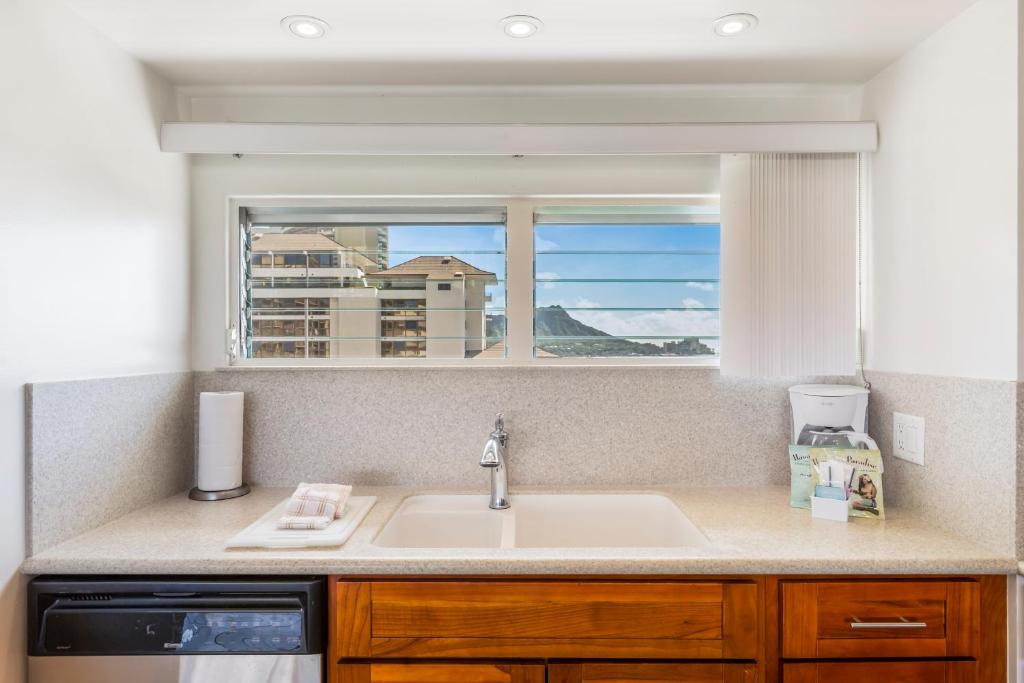 Сьюит (Номер Делюкс с 1 спальней. Окна выходят на океан.), Castle Waikiki Shore Beachfront Condominiums