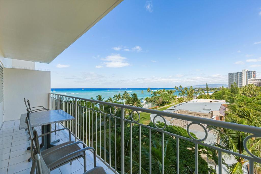 Сьюит (Номер Делюкс с 1 спальней. Окна выходят на океан.), Castle Waikiki Shore Beachfront Condominiums