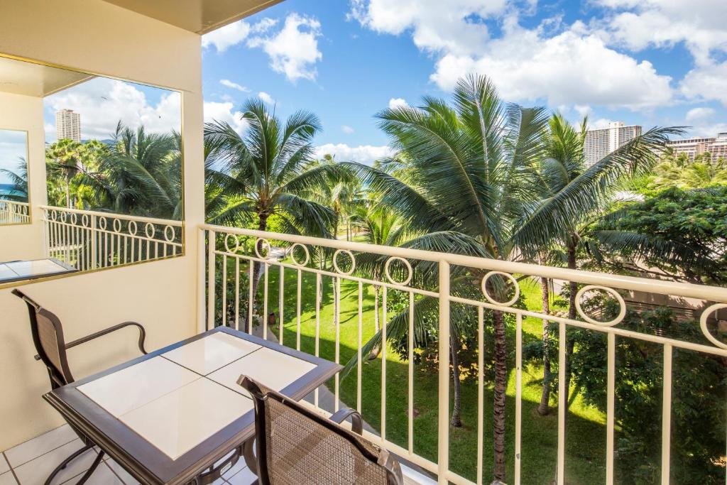 Двухместный (Номер-студио Делюкс с видом на парк), Castle Waikiki Shore Beachfront Condominiums