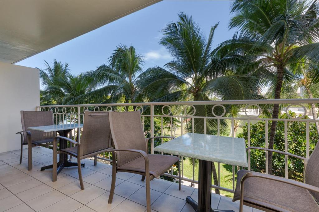 Сьюит (Люкс с одной спальней. Окна выходят на парк.), Castle Waikiki Shore Beachfront Condominiums