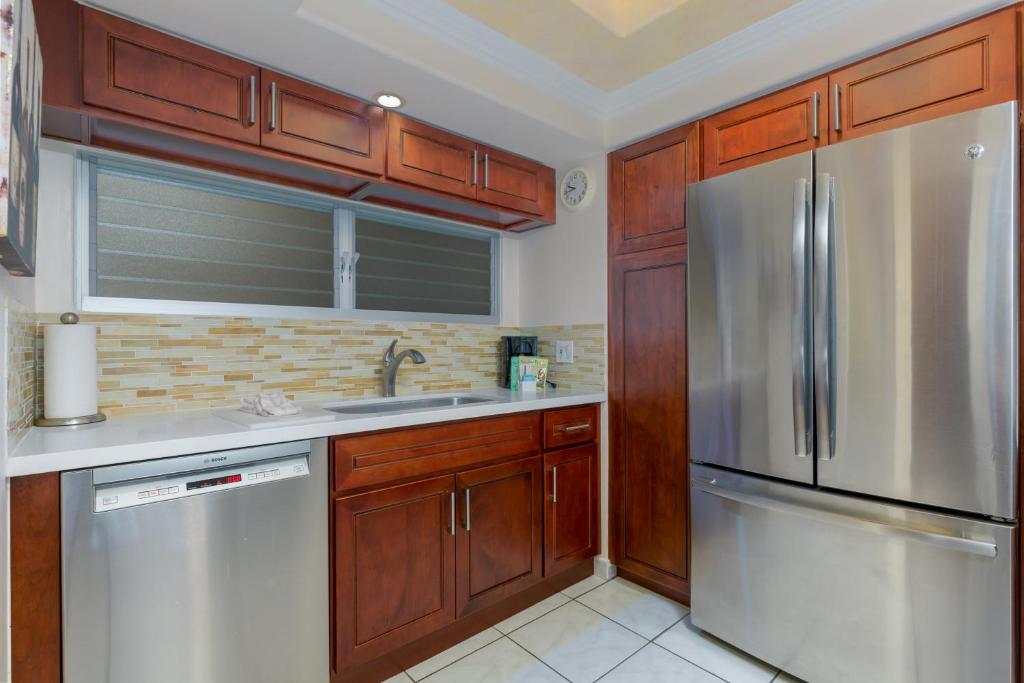 Сьюит (Люкс с одной спальней. Окна выходят на парк.), Castle Waikiki Shore Beachfront Condominiums