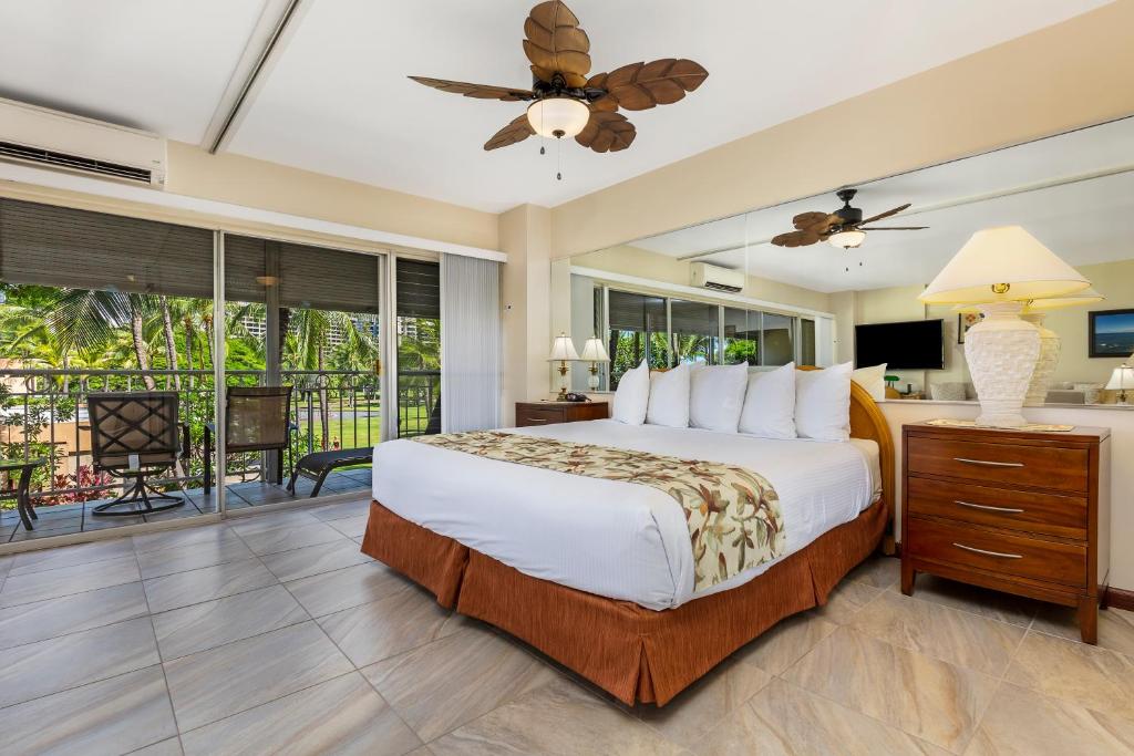 Сьюит (Люкс с одной спальней. Окна выходят на парк.), Castle Waikiki Shore Beachfront Condominiums