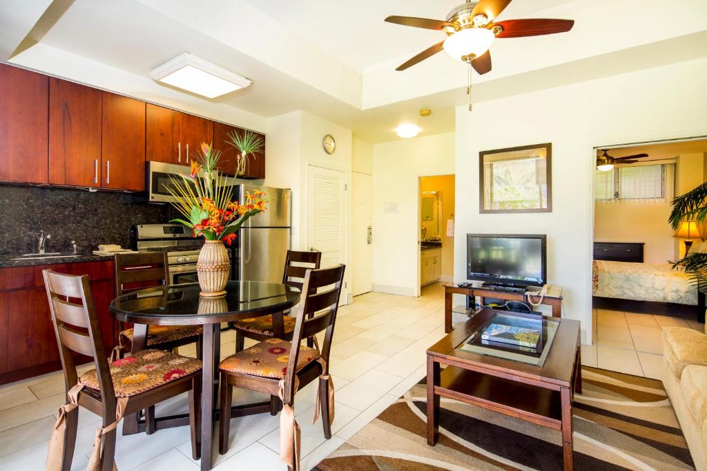 Сьюит (Люкс с одной спальней. Окна выходят на парк.), Castle Waikiki Shore Beachfront Condominiums