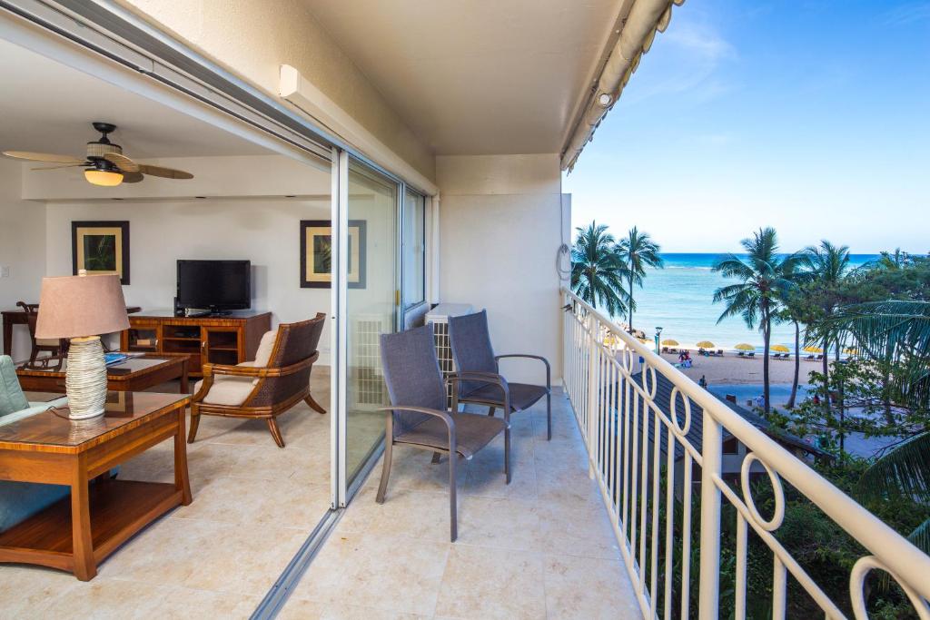 Сьюит (Люкс с одной спальней. Окна выходят на парк.), Castle Waikiki Shore Beachfront Condominiums