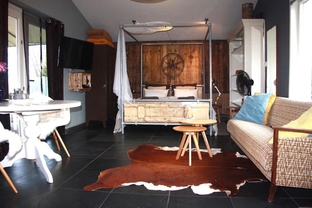 Garden House, Private studio apartment with wifi and free parking for 1 car
