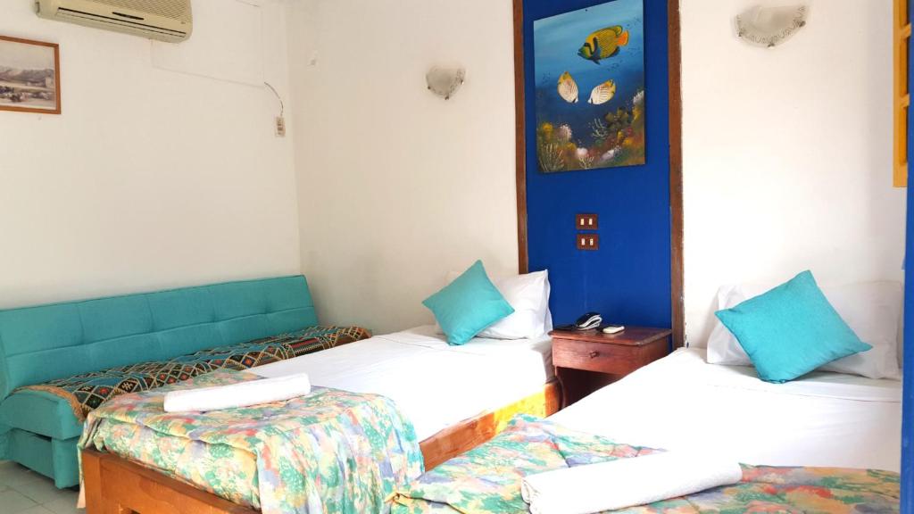 Двухместный (Стандартный номер с 2 односпальными кроватями и диваном), Neptune Hotel