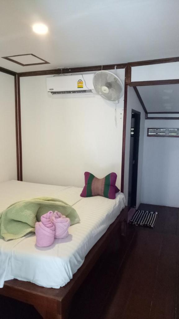 Comon Bungalow - Hostel - Tap to explore photos