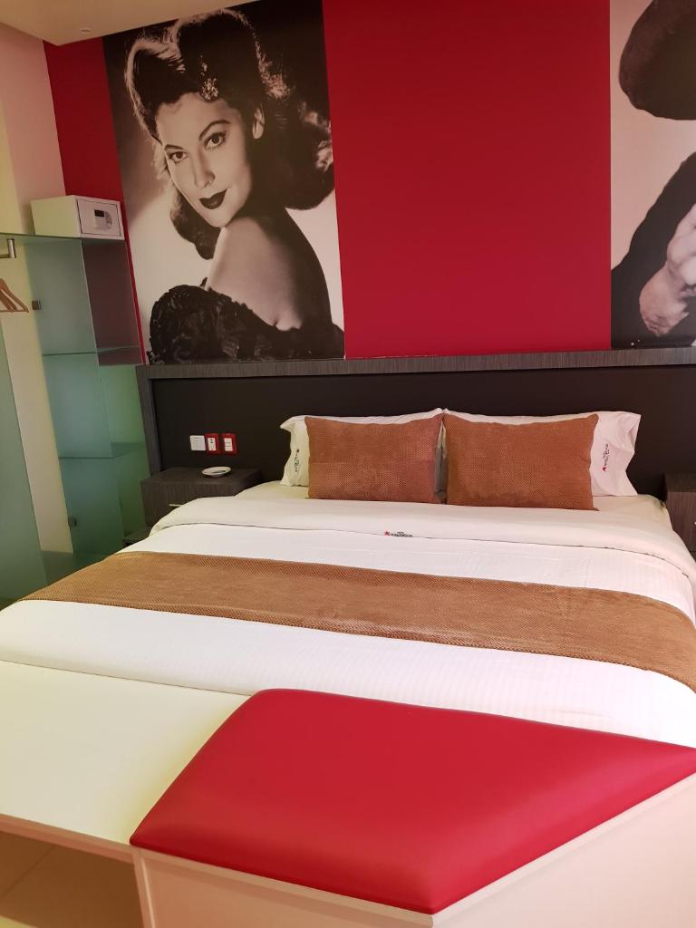 Сьюит (Представительский номер), Hotel Hollywood