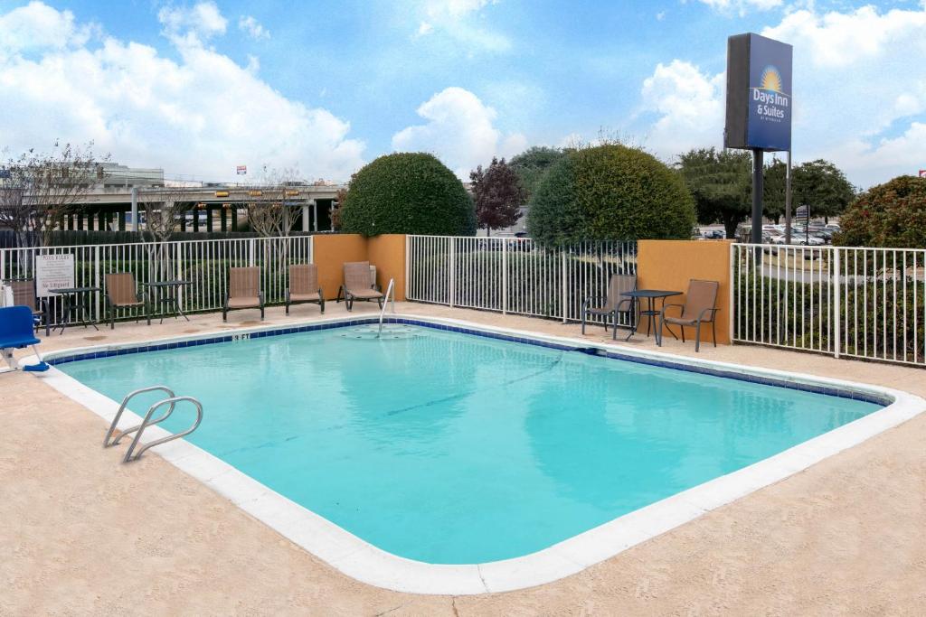 Days Inn & Suites by Wyndham Arlington Near Six Flags photo 1
